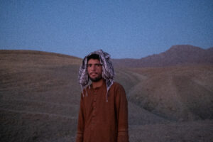 står ensam halvbild